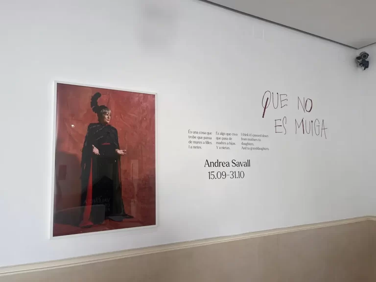 Andrea Savall teje la memoria y saberes compartidos de las mujeres en torno a la costura