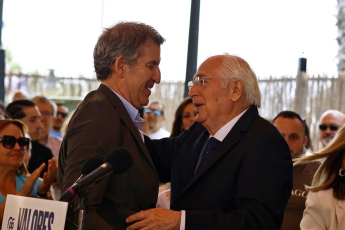 Archivo - El líder del Partido Popular, Alberto Núñez Feijóo, y el presidente del PP de Melilla y de la Ciudad Autónoma, Juan José Imbroda (d), ofrecen declaraciones a los medios, a 4 de junio de 2025, en Melilla (España).