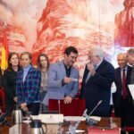 El exconseller y eurodiputado electo de Junts, Toni Com&iacute;n, muestra su DNI en la sede de la Junta Electoral Central
