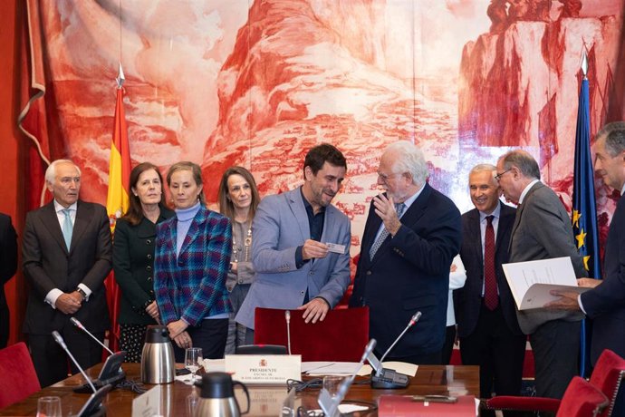 El exconseller y eurodiputado electo de Junts, Toni Comín, muestra su DNI en la sede de la Junta Electoral Central