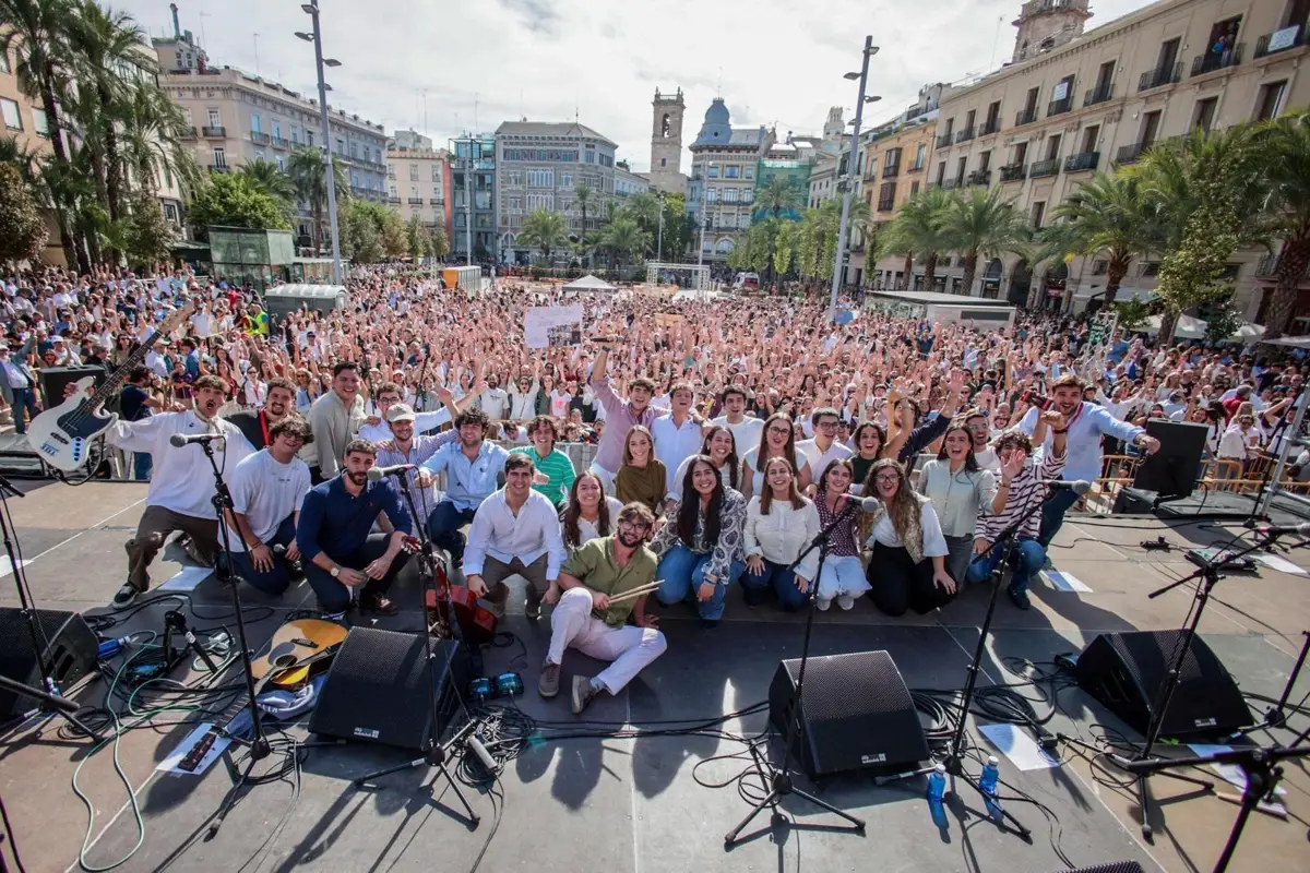 Miles de personas dan la bienvenida al Año Jubilar del Santo Cáliz con 'mascletà' y Hakuna