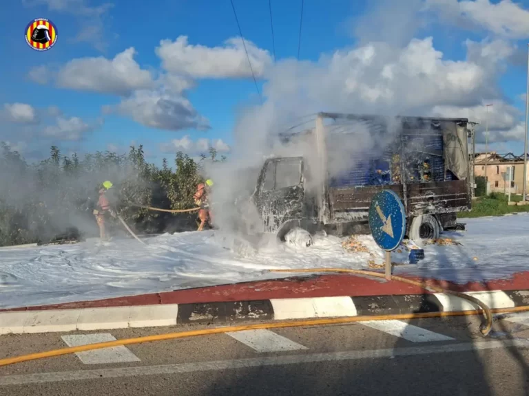 Arde un camión de mandarinas en la CV