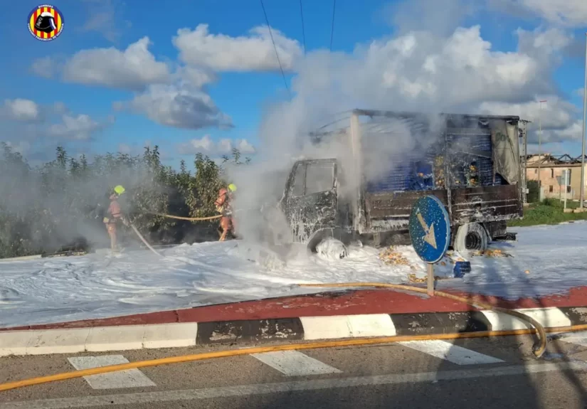 Arde un camión de mandarinas en la CV